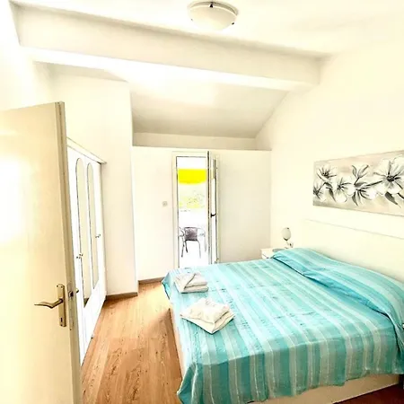 Let - 5 M From Sea Apartment Sukosan